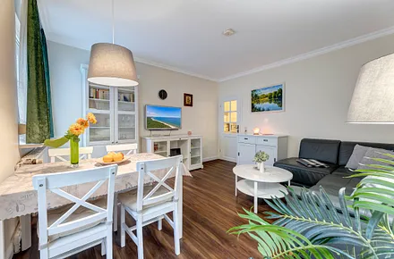 Wohnzimmer mit Flat-TV & Essplatz