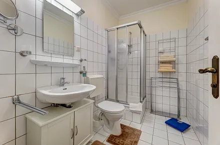 Bad mit Dusche/WC und Fön