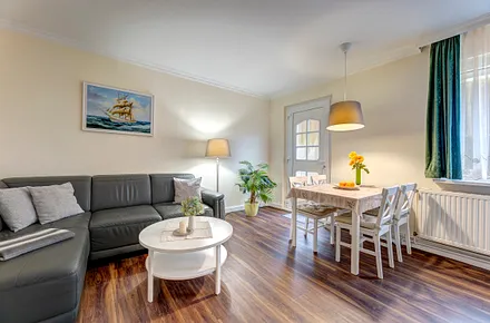 der Essplatz im Wohnzimmer und Zugang auf die Terasse