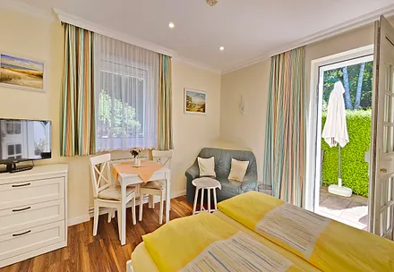 kombiniertes Wohn-/Schlafzimmer mit Doppelbett