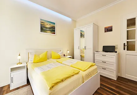 Doppelbett, Flat-TV, Kleiderschrank