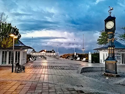 Vorplatz und Seebrücke Ahlbeck