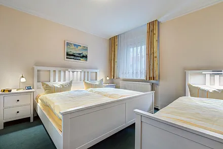 Schlafzimmer mit Doppel- und Einzelbett