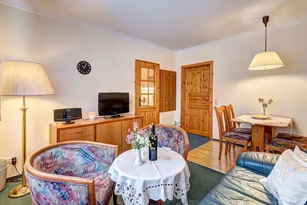 Wohnzimmer mit Flat-TV