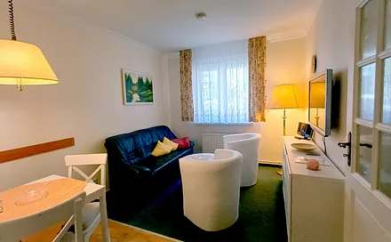 Wohnzimmer mit Flat-TV