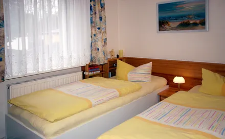 Schlafzimmer mit 2 Einzelbetten. Fenster mit Rollladen.