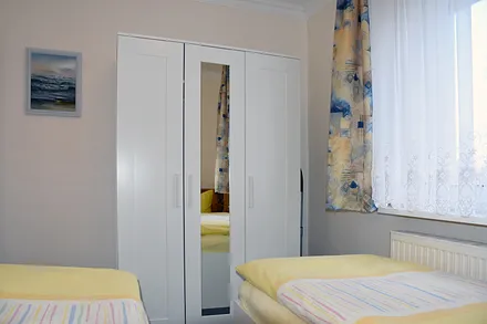 Schlafzimmer mit Kleiderschrank