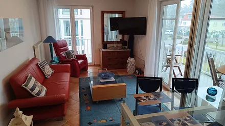 Wohnbereich mit angrenzender Küche 