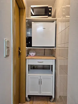Küchenecke mit Kühlschrank, Mikrowelle, Wasser- und Eierkocher