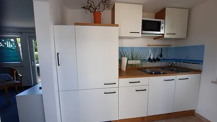 Mikrowelle und Herd sind vorhanden