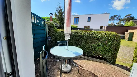 Sonnenschirm und Gartenmöbel