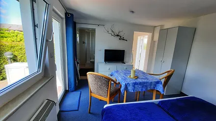 Natürlich ist ein Fernsehgerät vorhanden