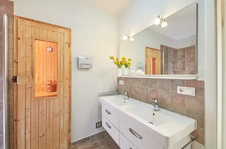 Bad mit Dusche und WC