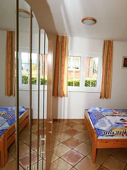 Schlafzimmer mit großen Spiegelschrank