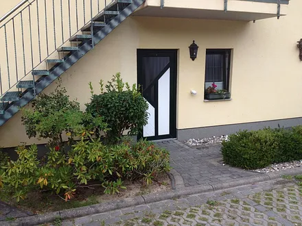 Eingangsbereich mit Parkplatz