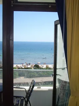 Blick über Balkon zum Strand