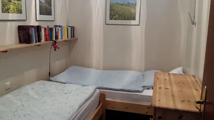 Schlafzimmer mit 2 Betten