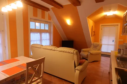 das Wohnzimmer mit Dachterrassenausgang