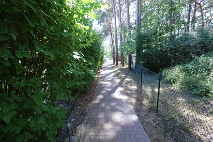 Ihr Weg zum Parkplatz, wir haben einen Gepäckwagen