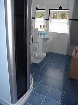 großes Badezimmer mit Wellnessdusche