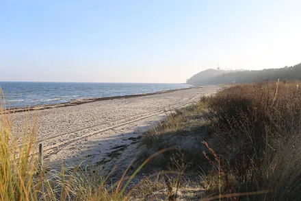 der weiße Sandstrand Richtung Lotsenturm