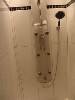 die ebenerdige große Dusche