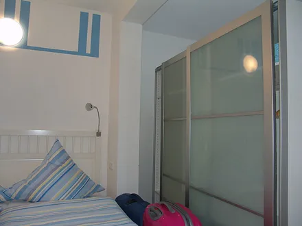 das Schlafzzimmer ist abgetrennt durch den Kleiderschrank zum Wohn-Eßbereich