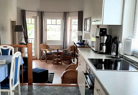 Blick von der Pantry-Küche in den Wohnraum