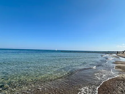 Das klare Meer lädt im Sommer zum Baden ein.