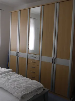 Schlafzimmer: großer Kleiderschrank