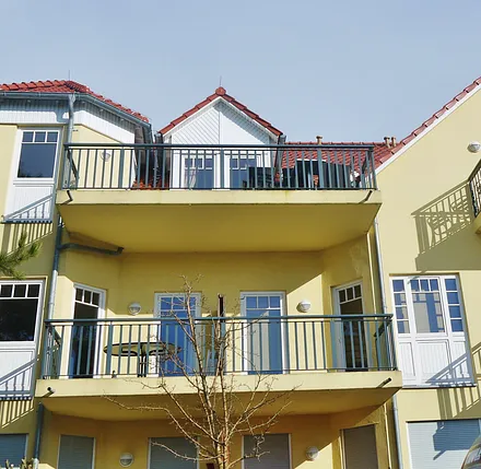 Blick auf den Balkon ( Mitte links)