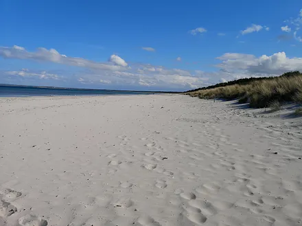 Strand hinter der Dünenresidenz im Sommer ...