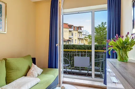 Wohnzimmer mit Zugang zum frz. Balkon