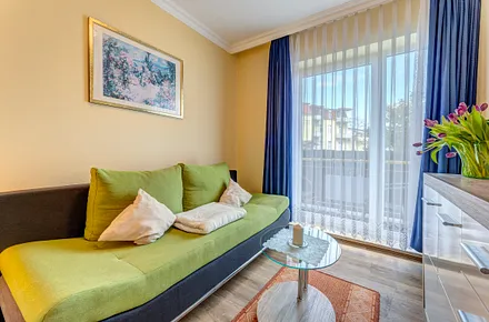 Wohnzimmer mit Zugang zum frz. Balkon