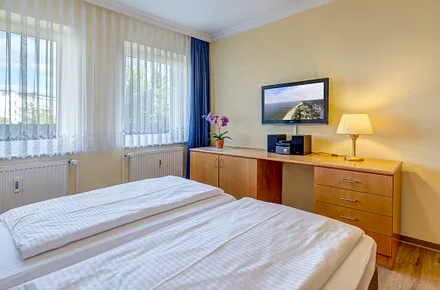 Schlafzimmer mit Boxspringbett