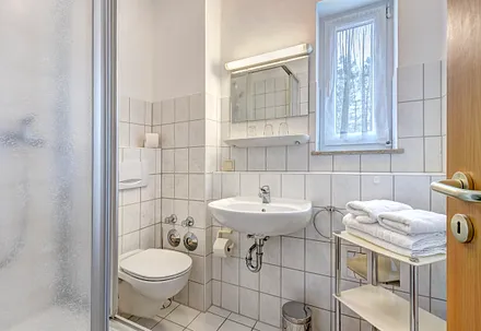 Bad mit Dusche/WC, Fön