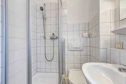 Bad mit Dusche/WC, Fön