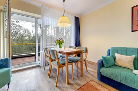 Wohnzimmer mit Balkon Richtung Schloonsee (Südwestseite) und Essplatz