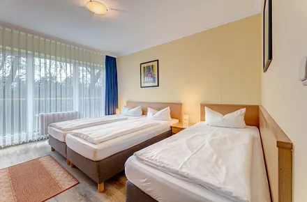 Schlafzimmer mit Doppel- und Einzelbett