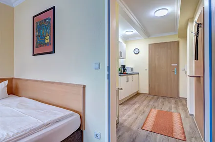 Schlafzimmer mit Blick in die Küche