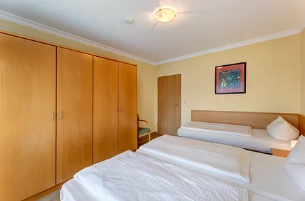 Schlafzimmer mit Doppel- und Einzelbett