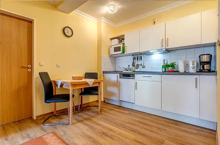 Küchenzeile mit Essplatz