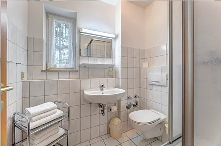 Badezimmer mit Dusche und Fön