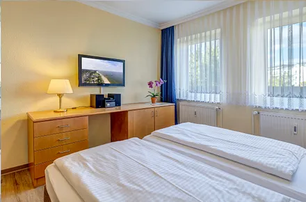 Schlafzimmer mit Flat-TV