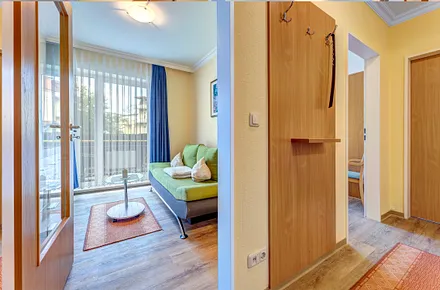 Wohnzimmer mit Schlafcouch & Zugang zum frz. Balkon