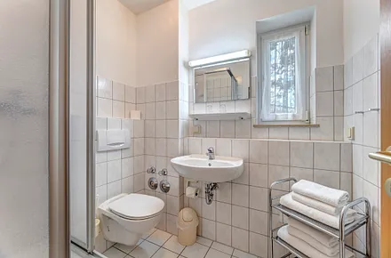 Bad mit Dusche/WC und Föhn