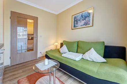 Wohnzimmer mit Flat-TV