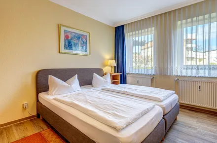 Schlafzimmer mit Boxspringbett und Flat-TV