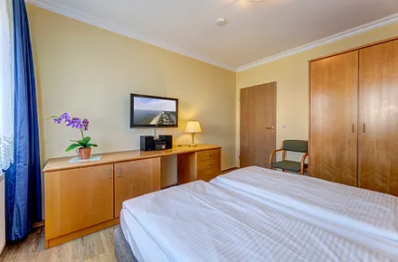 Schlafzimmer mit Kleiderschrank