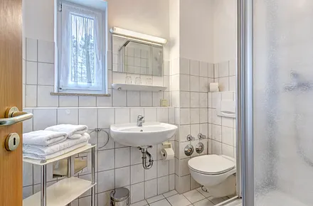 Badezimmer mit Dusche/WC und Fön